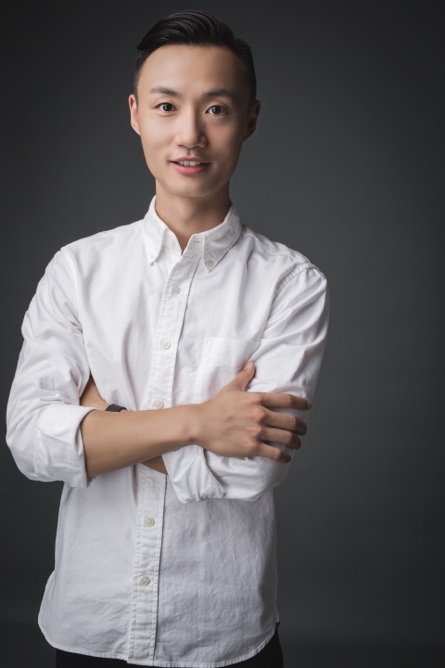 穿白色衣服的人在微笑中度可信度描述已自动生成