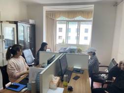 图片1-周易、王珍、同事办公室工作图